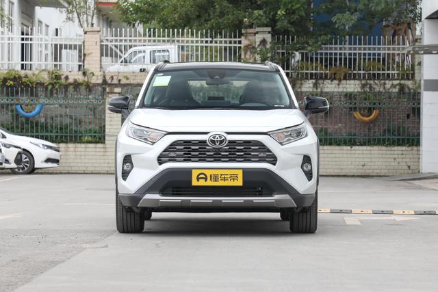 丰田rav4荣放车头造型很有气场，格栅采用蜂窝造型镀铬修饰