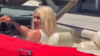 美国女歌手Kesha现身加油站摆拍 被店长以影响生意为由轰走