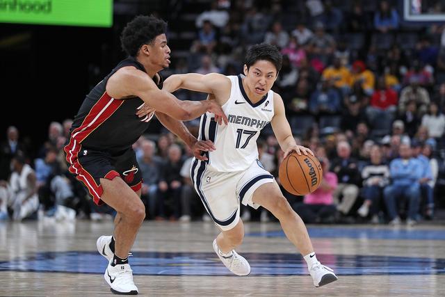 河村勇辉成功留队成NBA现役最矮球员，1米73的他为何能受到灰熊青睐？