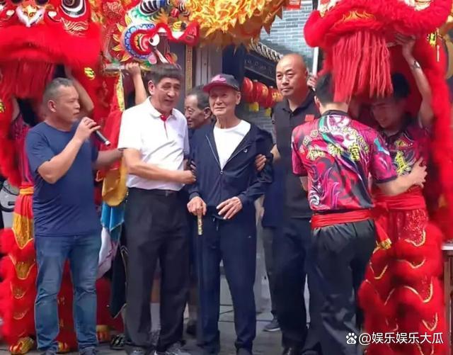 港星陈惠敏回内地祭祖，身体糟糕需两人扶持