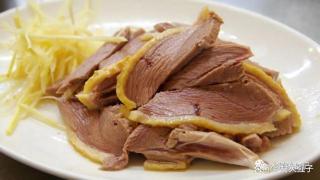 鹅肉的营养很丰富，肉质肥美，滋味细腻，而且脂肪含量低