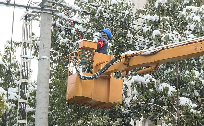 冒雪抢修复电 温暖过冬有保障