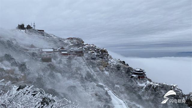 泰山之巅现雾凇、云海及过山云，仙气十足