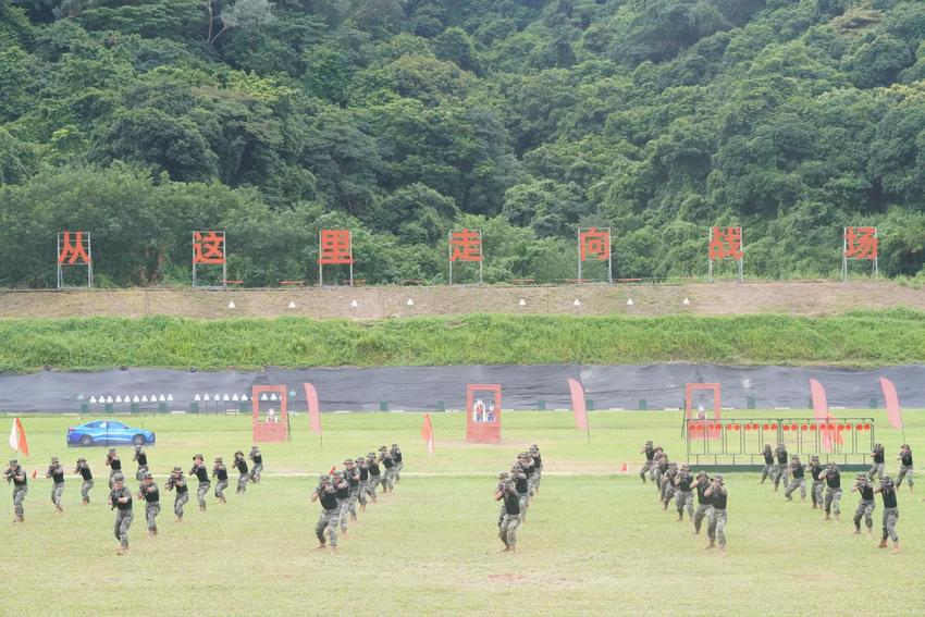 【组图】港澳青少年进军营 “同心同行 强国有我”