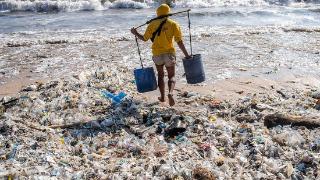 印尼巴厘省海滩被垃圾覆盖