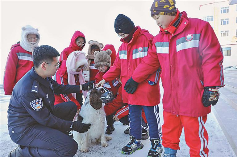 东极国门警营迎来“小红娃”