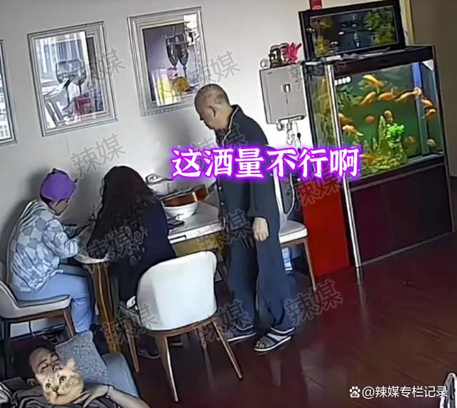 男子在丈母娘家客厅午睡4小时，岳父嫌弃：这点酒量和我拼