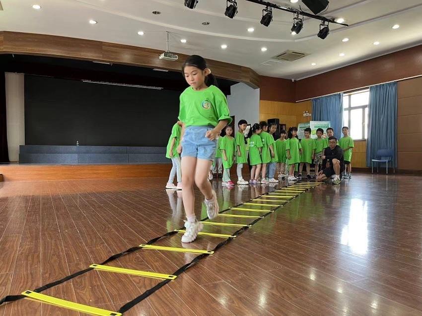 少年尊巴、象棋、体适能……爱心暑托班上，体育课颇受小学生青睐