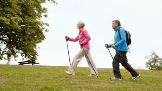 老了还想走得快，中老年常吃4道“补钙菜”，增强骨骼，强化关节