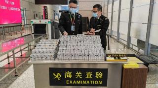 宁波机场海关查验棉被包裹的1.46万支香烟，已移交缉私部门处理