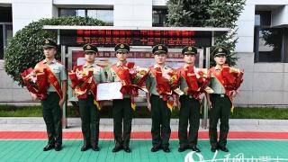 点赞！生死瞬间，武警官兵抬车救人