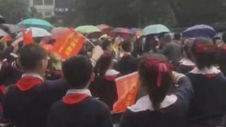 重庆某小学被指让学生淋雨参加活动 学校：下雨后马上组织学生避雨