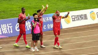 2-1，2-0！中甲变天，辽宁德比铁人终结大连5连胜，广州反超重庆