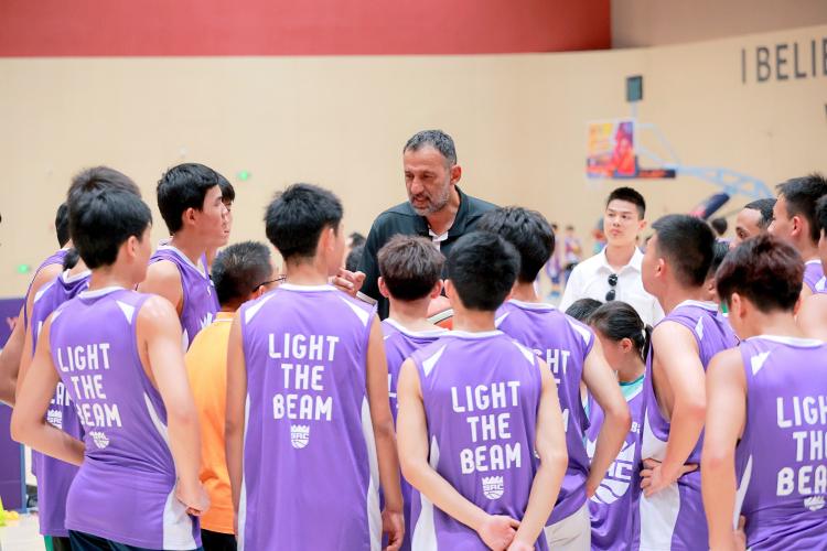 篮球名人堂球星来重庆了！迪瓦茨率国王队教练团开展青少年篮球文化交流