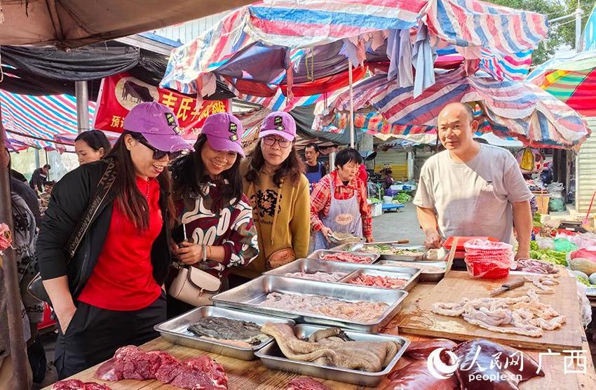 广西柳江：乡镇菜市场“打边炉”火热出圈