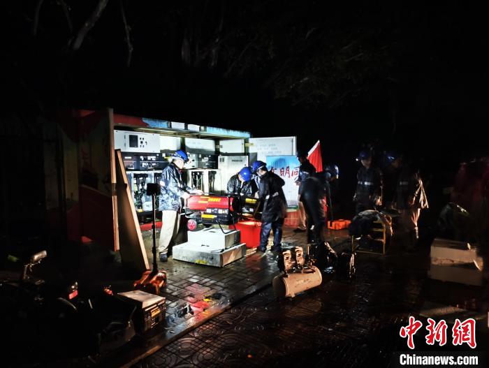 防抗强降雨 福建电力部门全力抢修保供电