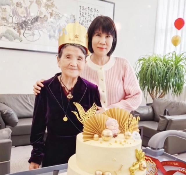 杨子母亲88岁生日，众儿女现身庆祝，杨子前妻现身