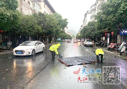 暴雨来袭 他们在积水中维护交通