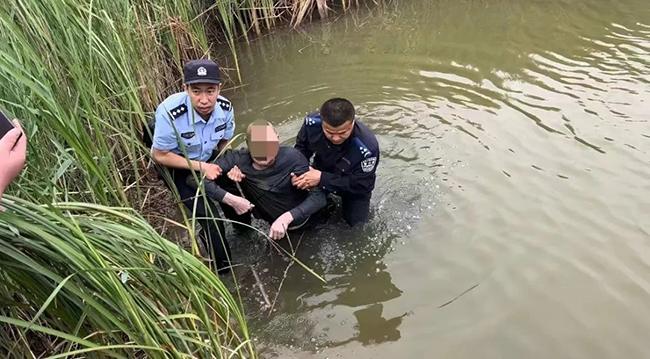 暖心蓝！火速下水救人上演动人一幕