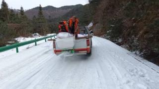 ﻿大别山马鬃岭迎来2025年首场雪，金寨交通部门盘山公路上忙除雪