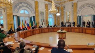 俄总统普京与非洲和平代表团在圣彼得堡康斯坦丁宫举行会谈