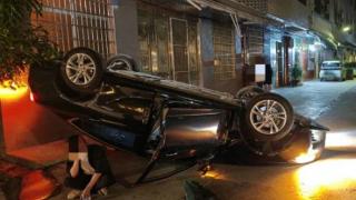 来宾一男子醉酒驾驶车辆“四脚朝天”翻倒在路上