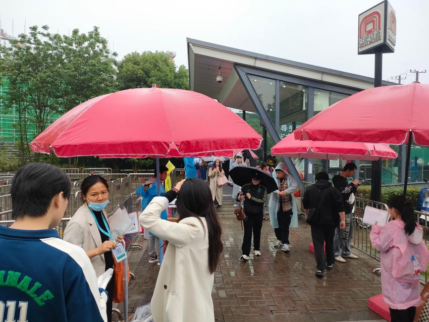 合肥骆岗公园电音节，雨衣、雨伞、鞋套成畅销品