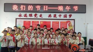 枣庄市中区税郭镇安城第一联校开展端午节包粽子活动
