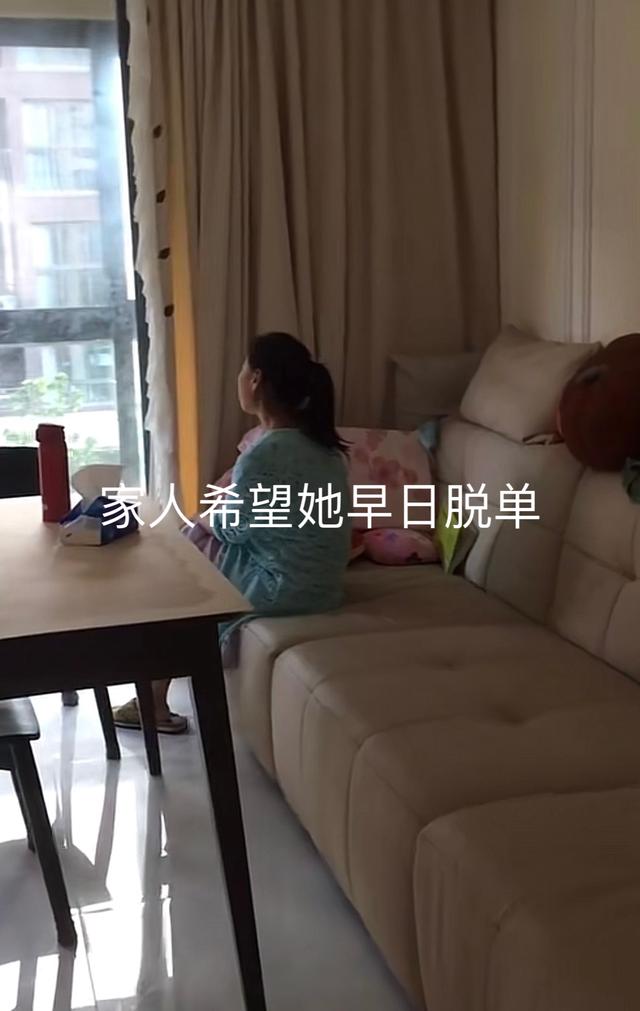 五旬女子被催婚，每天坐在家发呆遭亲人嫌弃：谁愿意来娶？