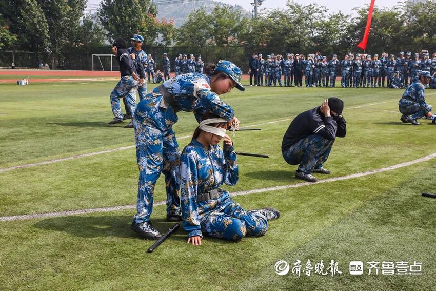 枣庄职业学院、枣庄技师学院举行2023级新生军训汇报表演