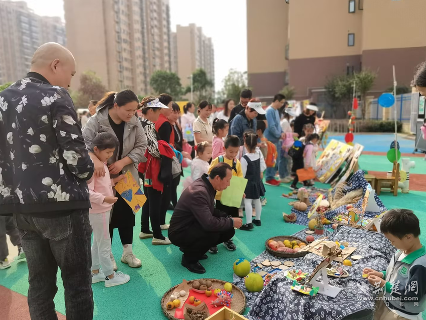 江夏区康宁路幼儿园举办“秋之韵”亲子艺术节