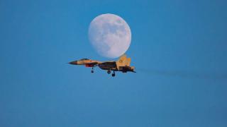 飞鲨逐月海天间:海军航空大学某基地组织飞行训练掠影