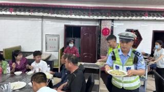 乘客突遇事故民警紧急救助