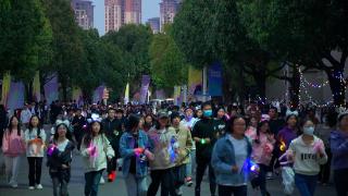 云南工商学院举办夜跑活动