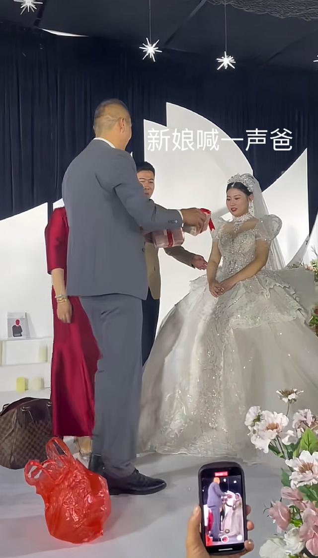 婚礼上，公婆给儿媳50万改口费，新娘乐开花：快抱不动了