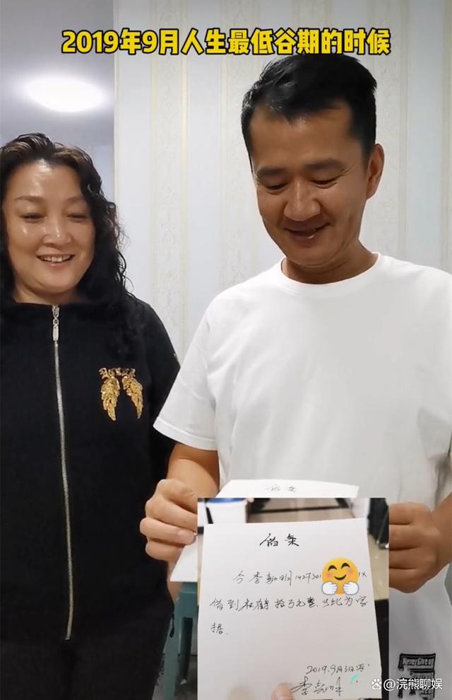 李嘉明婚期将至！与小18岁娇妻亲自选婚庆用品，婚房简朴却温馨