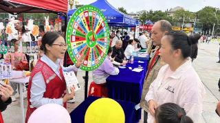 喜迎中秋贺国庆，武汉江夏城管垃圾分类宣传进集市