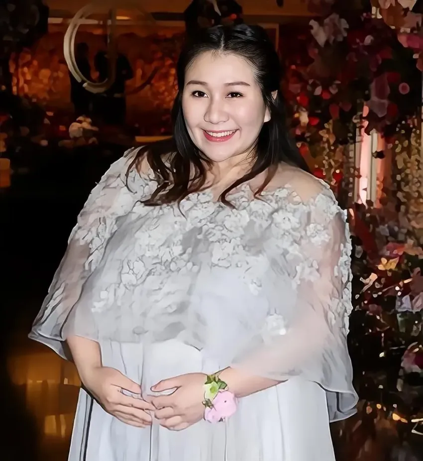 赌王女儿何超盈，“倒贴”14亿下嫁东北小伙，婚后怎么样了？