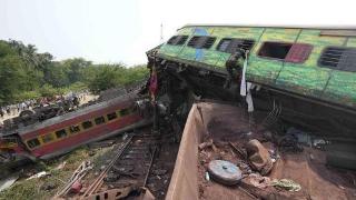 超千人伤亡，三车连撞，印度为何频现“致命列车”？