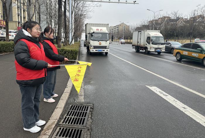 为文明出行点赞，山东经贸职业学院30多名志愿者走上潍坊街头