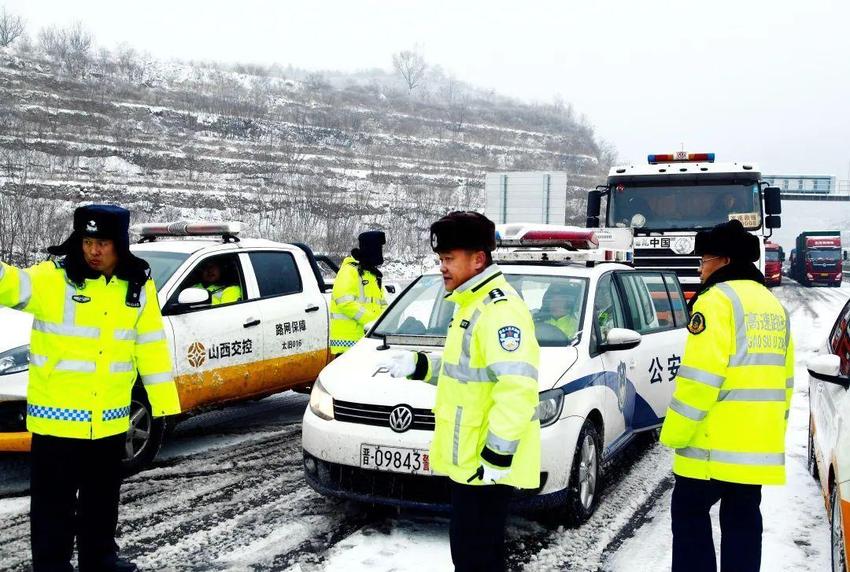 雪后大雾晋冀省界1700余辆车滞留 两省高速交警接力带道通行