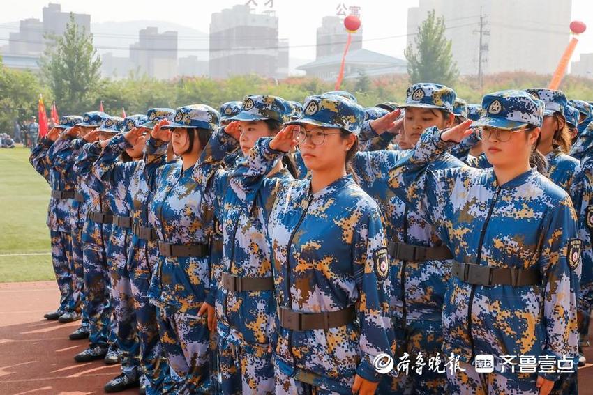 枣庄职业学院、枣庄技师学院举行2023级新生军训汇报表演