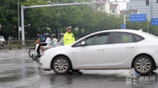 江苏扬州23小时降雨量超230毫米 全市多部门奋力抢险排涝