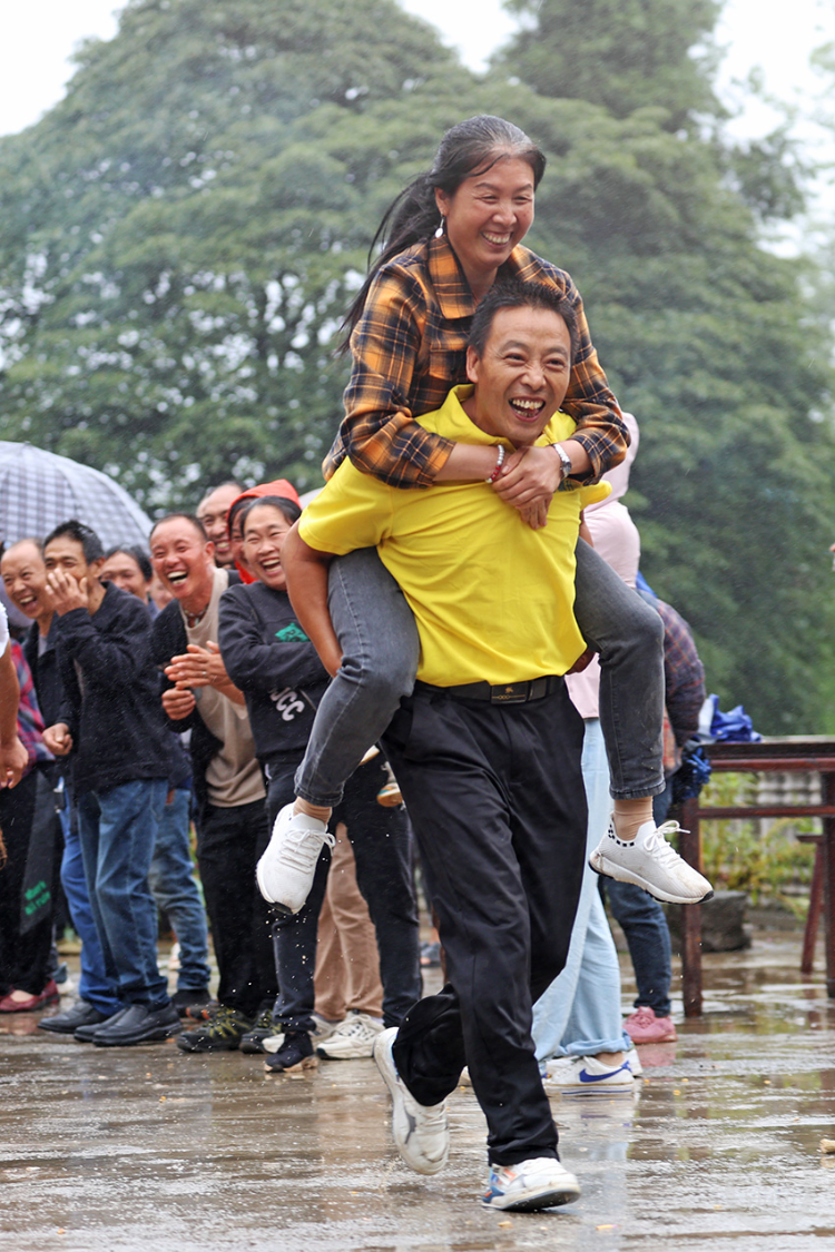 彭水：趣味活动庆丰收 村民欢聚乐开怀