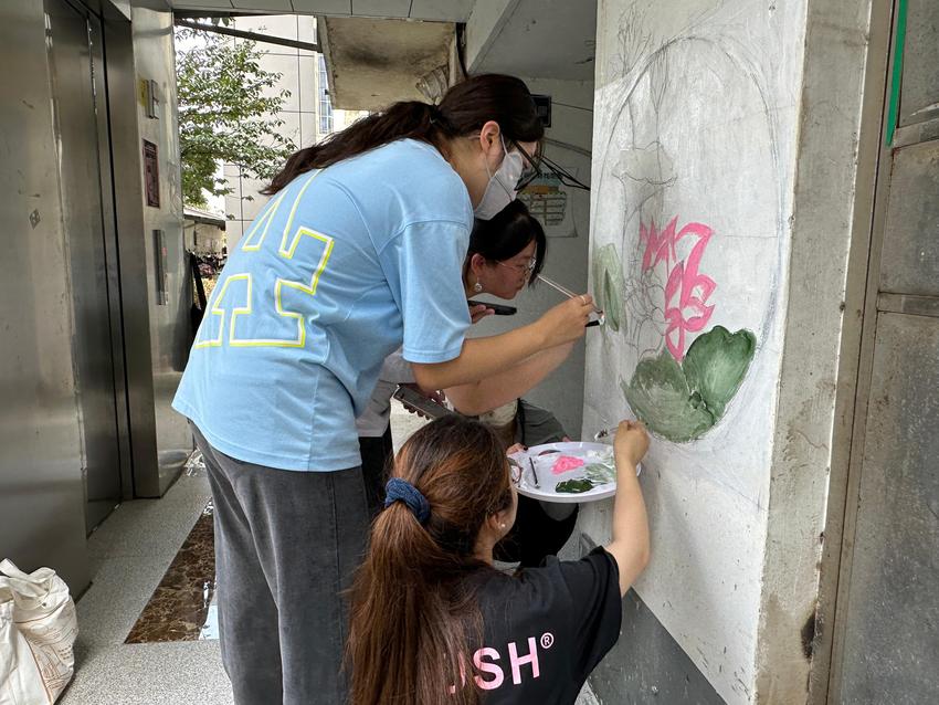 苏州科技大学建筑与城市规划学院开展“绘梦社区，共筑美好”墙绘活动