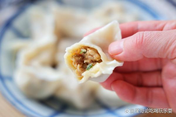 在众多饺子馅料中，猪肉大葱因独特的口感，成为了不少家庭的首选