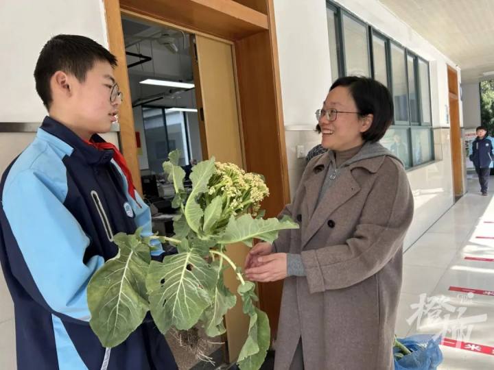 今天她们最幸福！有学校放假半天、开蚌取珠，还有十年前毕业的学生突然回校找老师