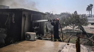 希腊一家炼油厂大火后发生危险废物泄漏