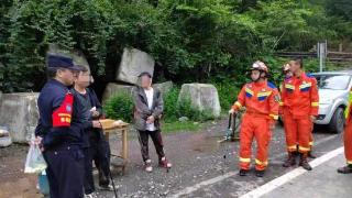 两男子登山途中遭同伴遗弃：获救时已产生幻觉，以为在家睡觉脱掉衣服