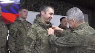 俄防长向前线军人颁发国家奖章
